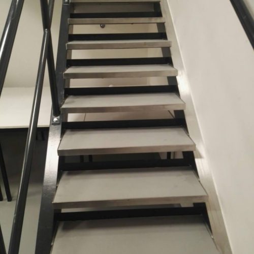 Aanpassingen bestaande trappen Janssens pharma cleanroom